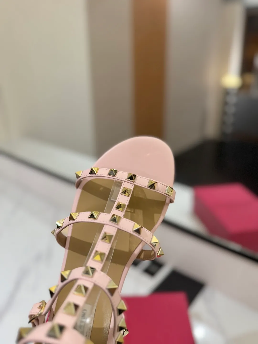 👟👟Ex-factory price 520👟👟 Valentino/Valentino rivet VT classic ankle-wrap rivet sandals, timeless 🆕 deeply rooted in people's hearts❤️A must-have item that never goes out of style🫰top replica! The side curves are perfect, the original molded custom-made rust-free rivets, and the textured hardware bring out a full sense of high-end, giving you a genuine foot feel! The first choice for high-end customers❤️ [Material] Upper: Original imported customized cowhide Inner lining: Original imported goatskin Outsole: Imported pearlescent leather outsole Code number: 35-39 [34, 40, 41, 42 are custom-made and cannot be returned or exchanged]